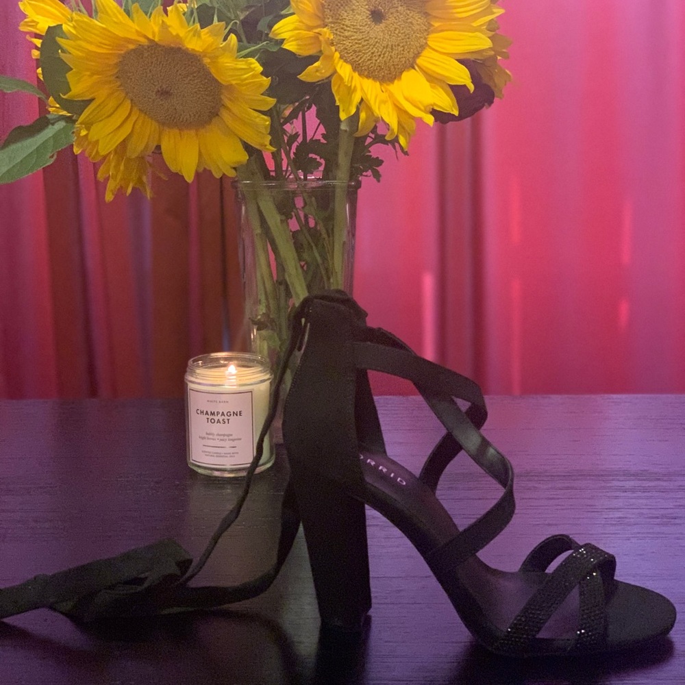 Size 9 black strappy heels. There’s a ties that goes around the ankle.